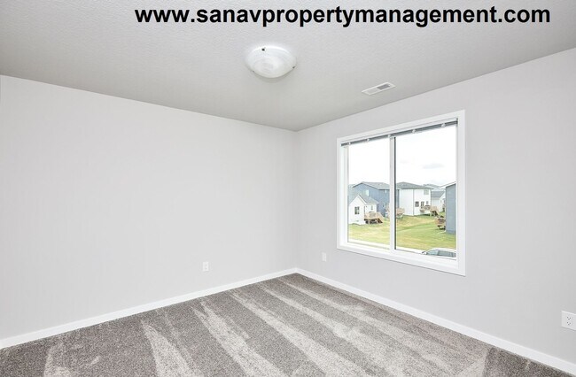 Building Photo - Spacious 3-Bedroom Home with Modern Layout...