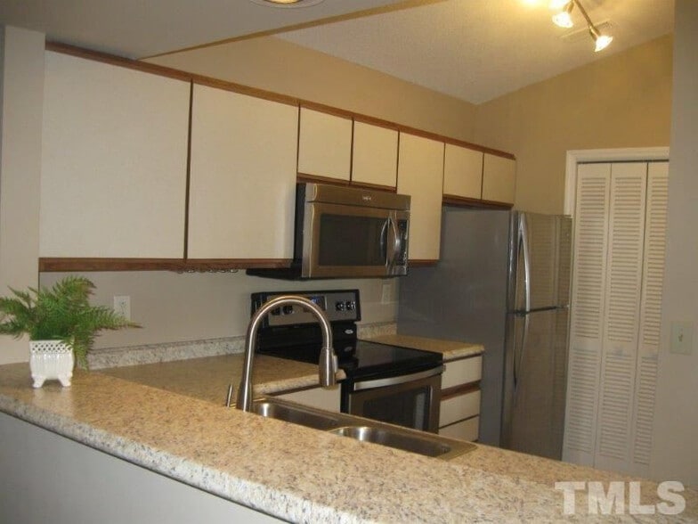 Building Photo - Room in Townhome on Sunpointe Dr