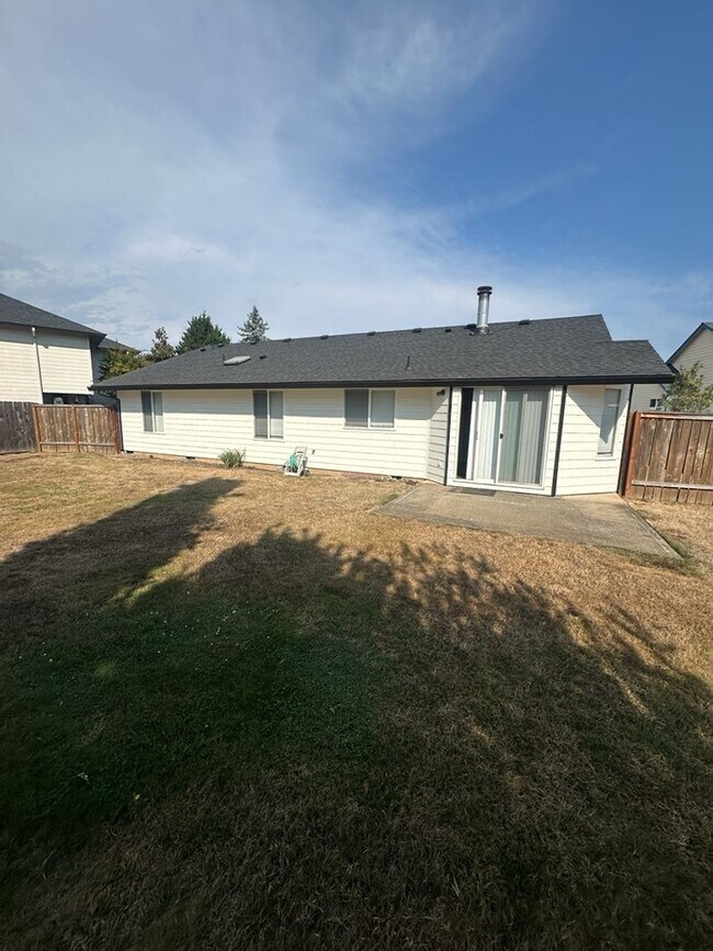 Building Photo - Beautiful single story on large lot in lov...