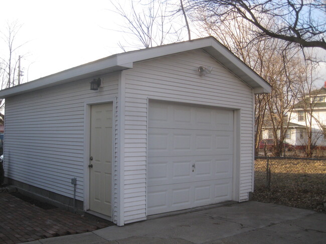 one car garage - 2415 Cottage Grove Ave