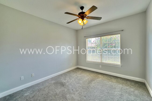 Building Photo - Gated South Crestview Community!