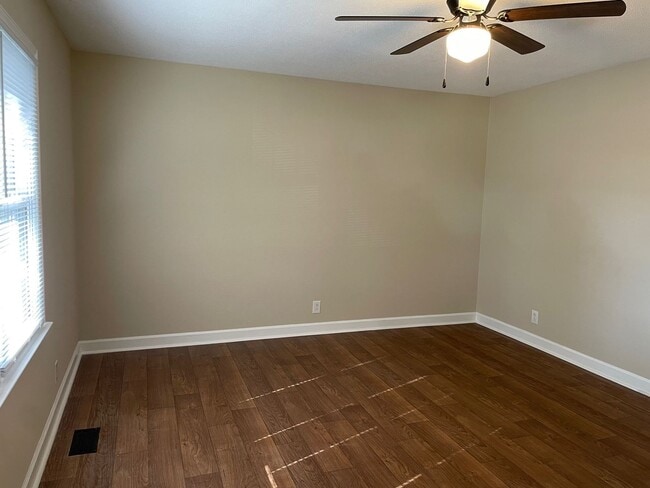 Building Photo - 2-3 BED, 1.5 BATH BRICK HOME