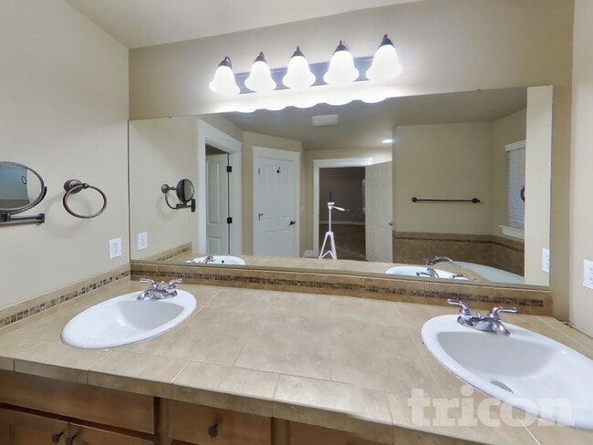 Building Photo - 4422 Logan Dr NE