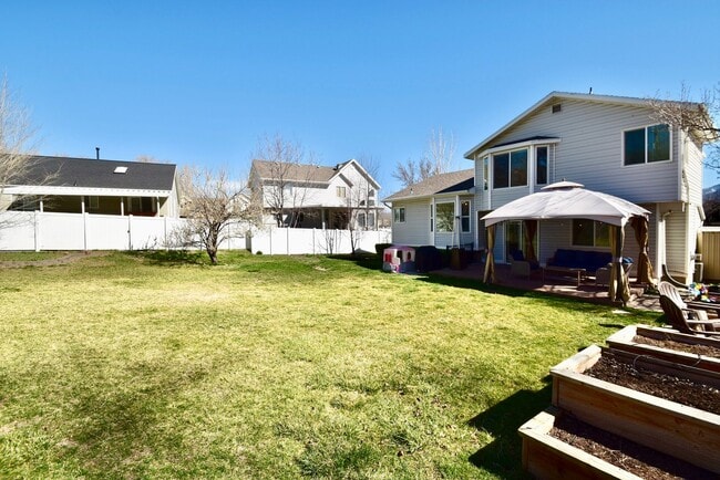 Building Photo - Spacious 4 Bed Murray Home with Huge Private Yard!