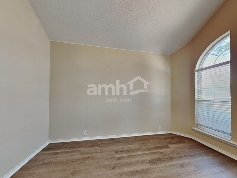 Building Photo - 1216 Mule Deer Dr