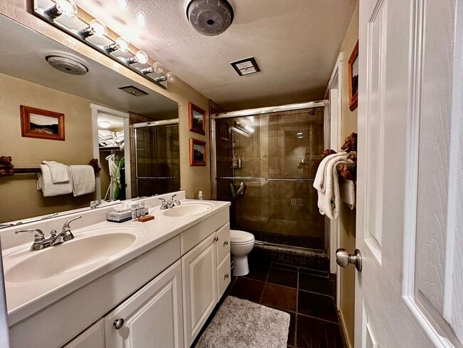 Building Photo - Spacious 2 Bed + Bonus Bedroom, 2 Bath Apa...