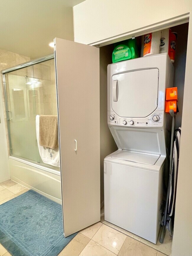 Building Photo - 600 N Kingsbury St