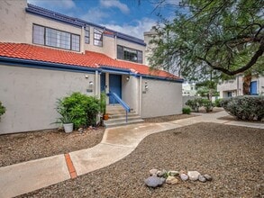 Building Photo - 2 Bedroom, 2 Bath