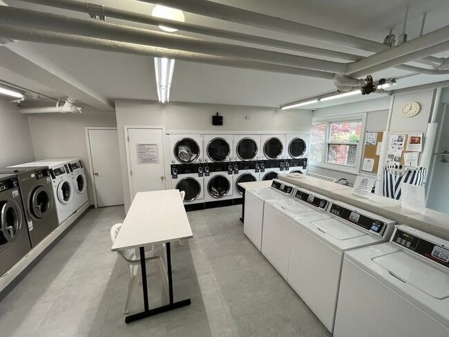 Building Photo - 2909 N Sheridan Rd