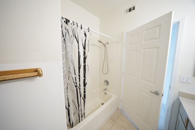 Building Photo - SHOWINGS AVAILABLE NOW