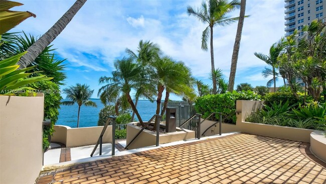 Building Photo - 520 Brickell Key Dr