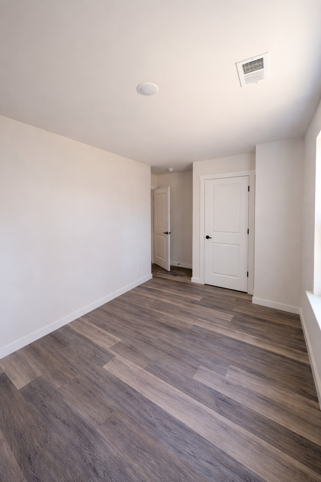 Building Photo - 885 W 25th St