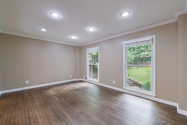 Building Photo - 10565 Shallowford Rd