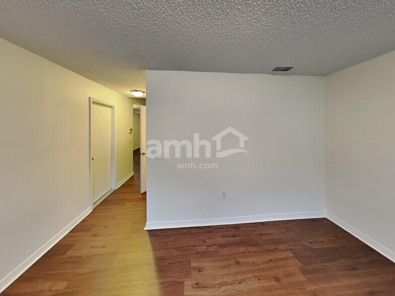 Building Photo - 5523 Ashleigh Park Dr