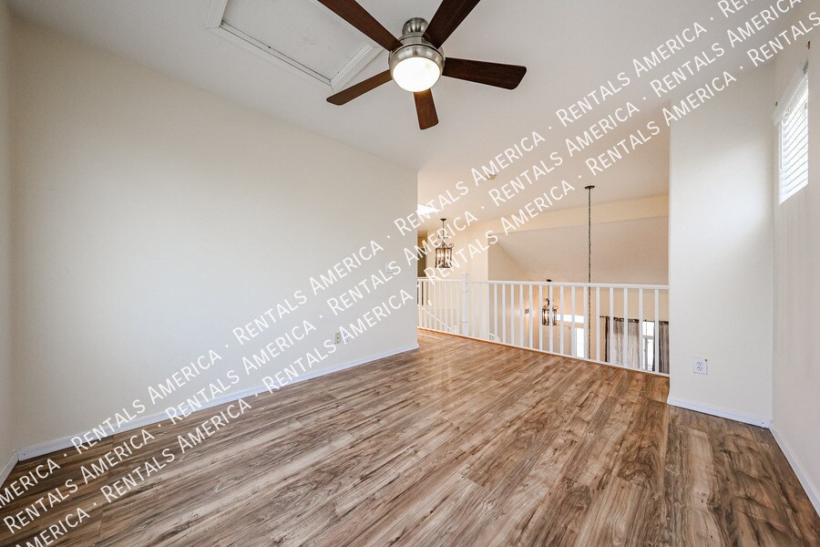 Building Photo - 1372 W Thompson Way