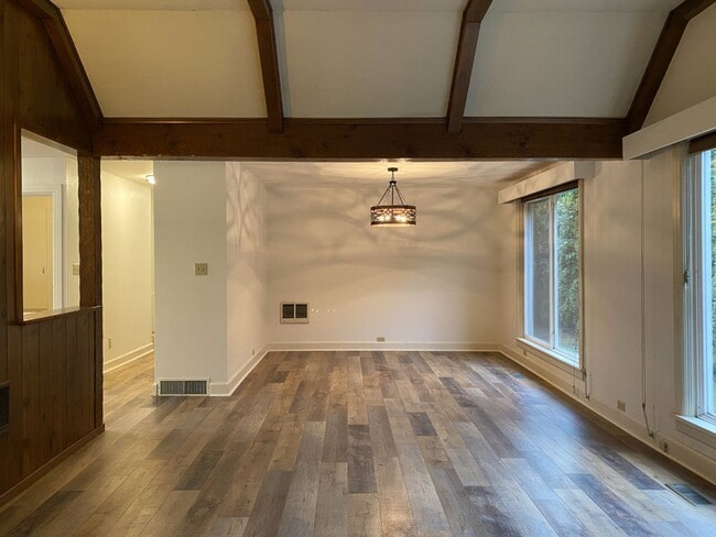 Building Photo - Quaint Hood River Cottage