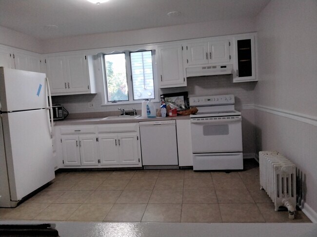 Building Photo - 295 Center St