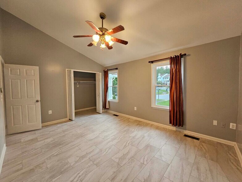 Master bedroom 2 - 323 Felsted Ct