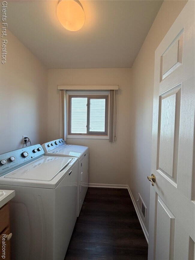Building Photo - 7043 Foxridge Dr