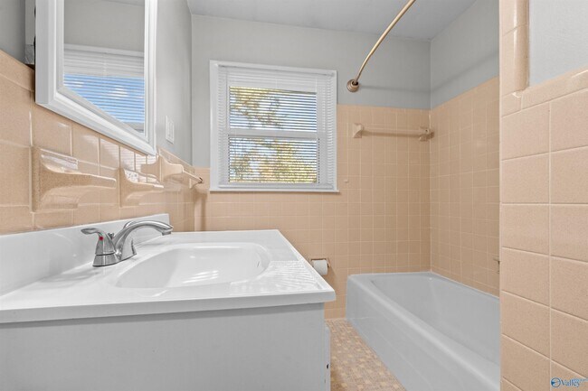 Building Photo - 1007 Heard Ct SE