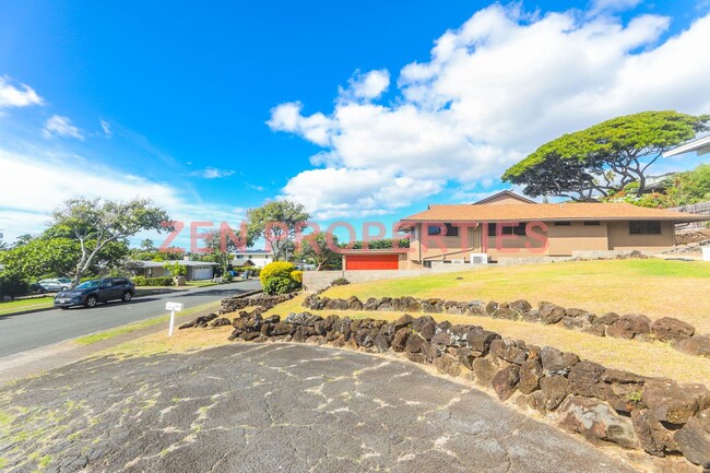 Building Photo - Lower Waialae Iki 3 Bedroom, 2 Bath Single...