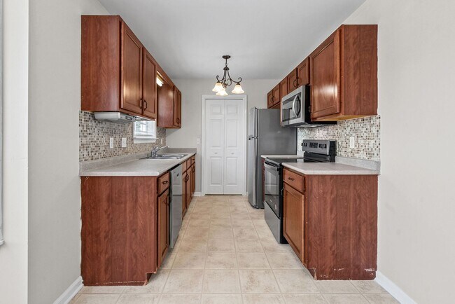 Building Photo - 3865 Roscommon Way