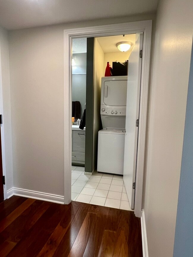 Building Photo - 400 N La Salle Dr