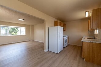 Building Photo - Newly Remodeled 2 bedroom 1 bathroom Seaside Apartment!