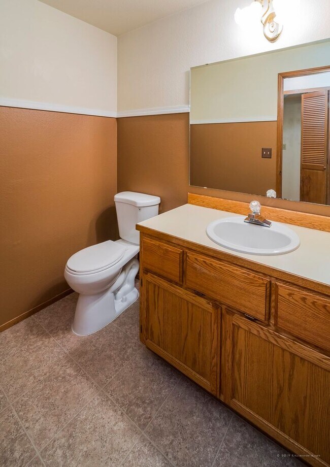 Building Photo - Spacious and move in ready 3 bed 2.5 bath ...