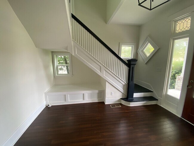 Building Photo - Georgous 5 bedroom 2.5 bath home in Downto...