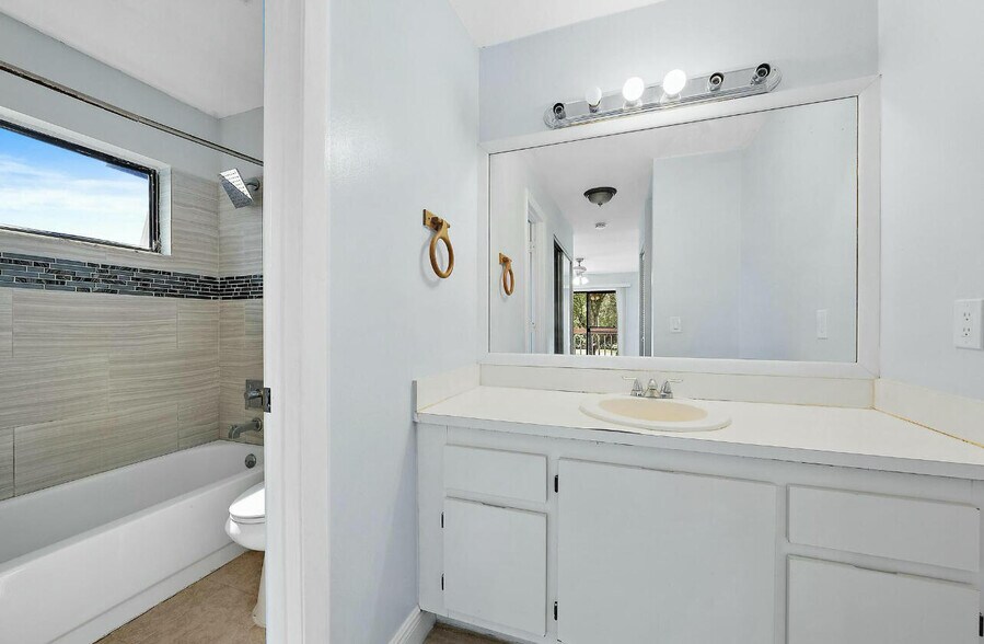 Building Photo - 4012 Palm Bay Cir