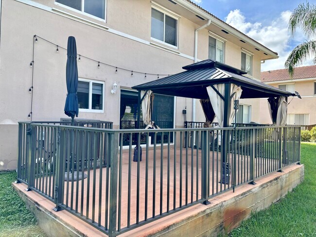 Building Photo - 4901 Palm Garden Ln