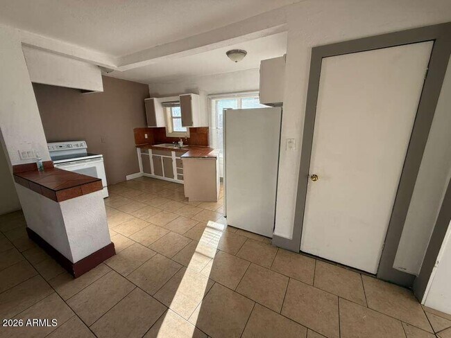 Building Photo - 1165 E 10th St