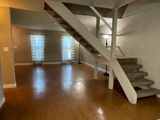 Building Photo - MOVE IN SPECIAL $250 OFF FIRST MONTH'S REN...
