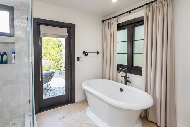 Building Photo - Prime Single Family Home