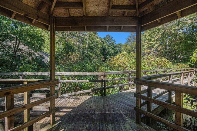 Building Photo - Like New 5 Bedroom - Close to the lake!