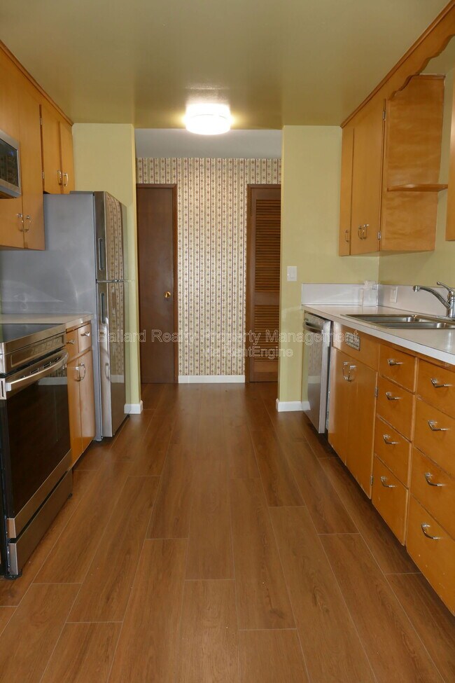 Building Photo - 2127 N 160th St