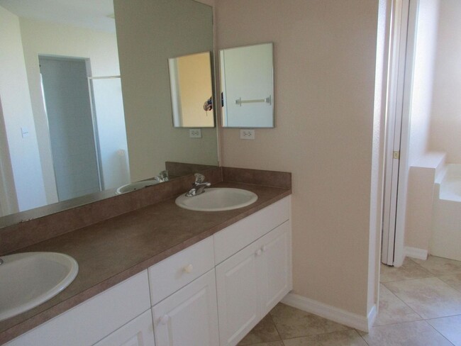 Building Photo - 3303 SW 8th Ct