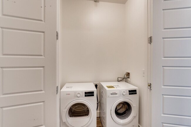 Building Photo - Sunnyside 3 Bedroom Townhomes for Rent