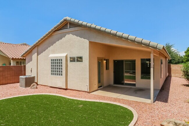 Building Photo - 15881 W Latham St