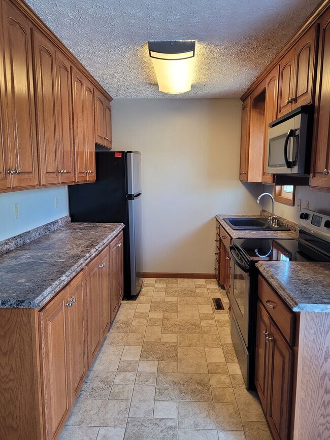 Building Photo - Available December 21st! SPACIOUS & PET FR...