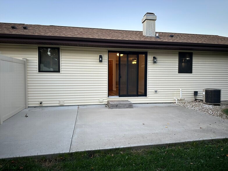 Building Photo - 1621 Southridge Dr
