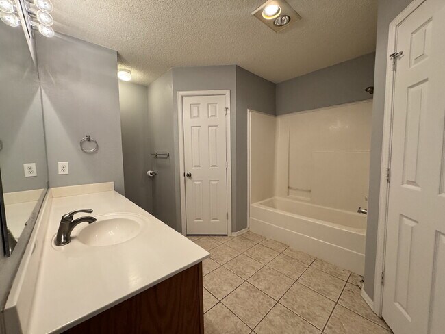 Building Photo - Bright and Open Floor Plan in West Lubbock!