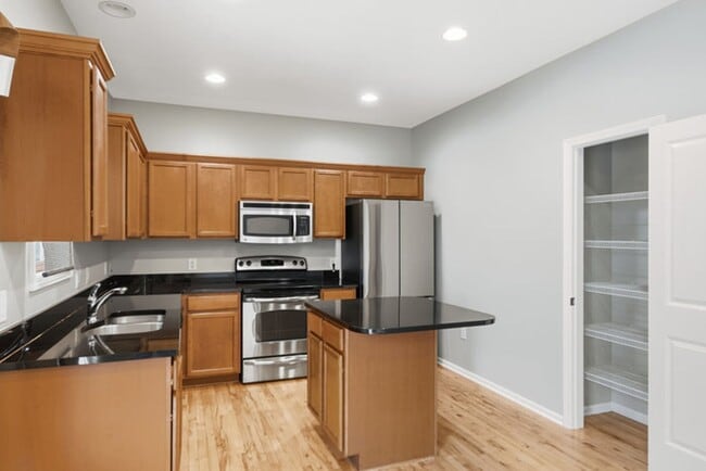 Building Photo - GREAT LOCATION!! 3 Bedroom, 2.5 Bathroom Townhome in West Des Moines!