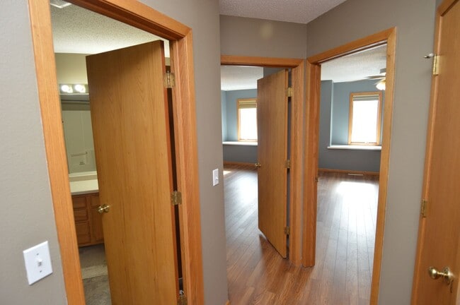 Building Photo - 2 Bed + Den, 2.5 Bathroom Townhouse for Rent