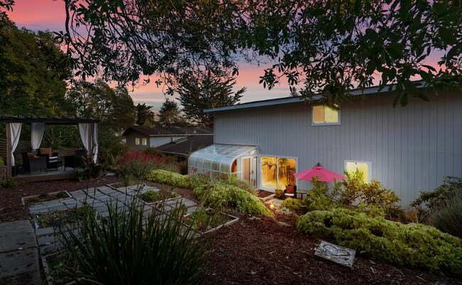 Building Photo - Beach House in Rio Del Mar