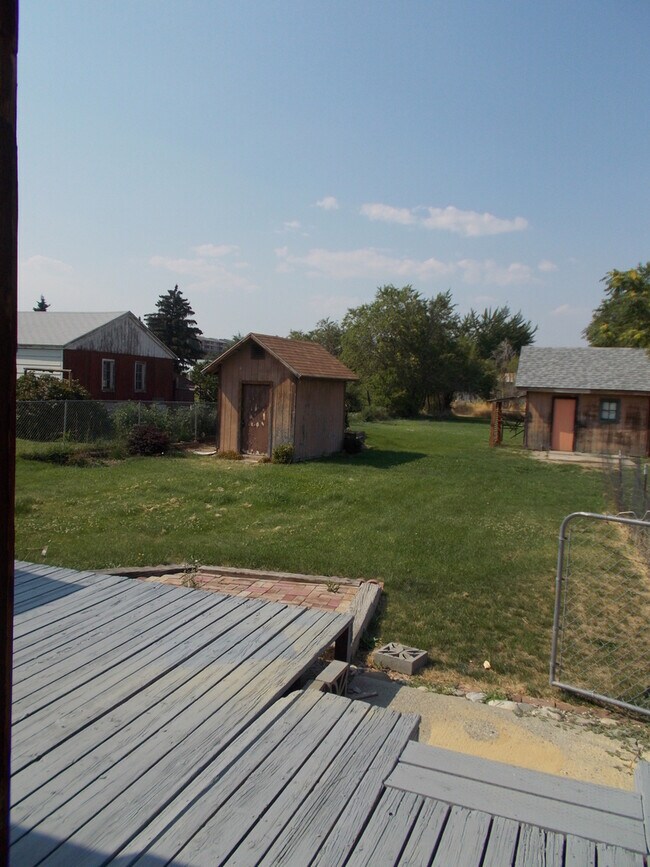 Building Photo - 2 Bedroom, 1 Bath house with a Huge Backyard!