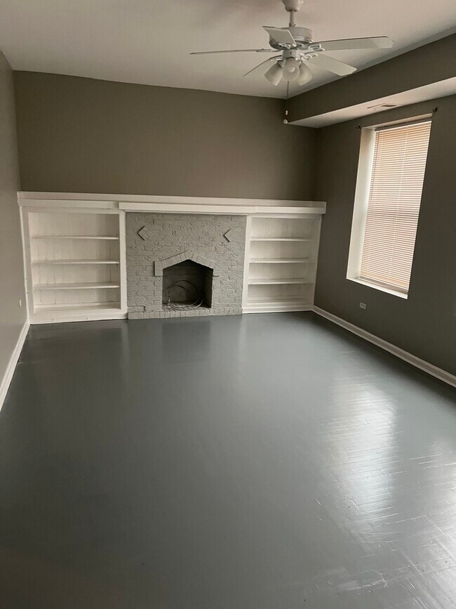 Building Photo - 8914 S Cottage Grove Ave