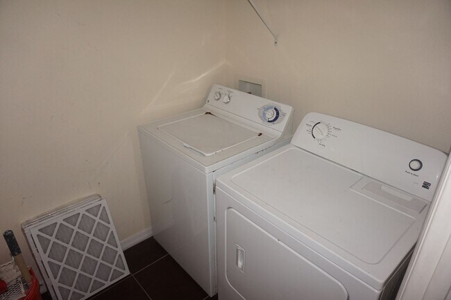 Building Photo - Spacious and Updated 1 Bedroom in Villa Valencia