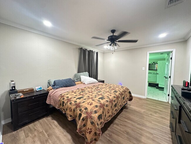 Building Photo - BEAUTIFUL CUSTOM HOME